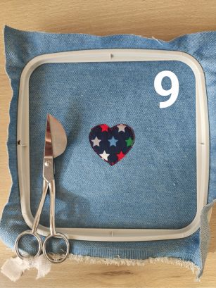 Découper excédent de tissu autour de l'appliqué