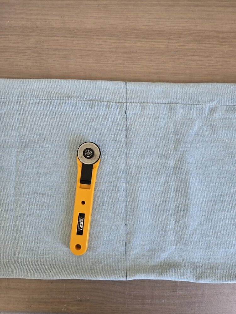 Couper le jean avec un cutter rotatif