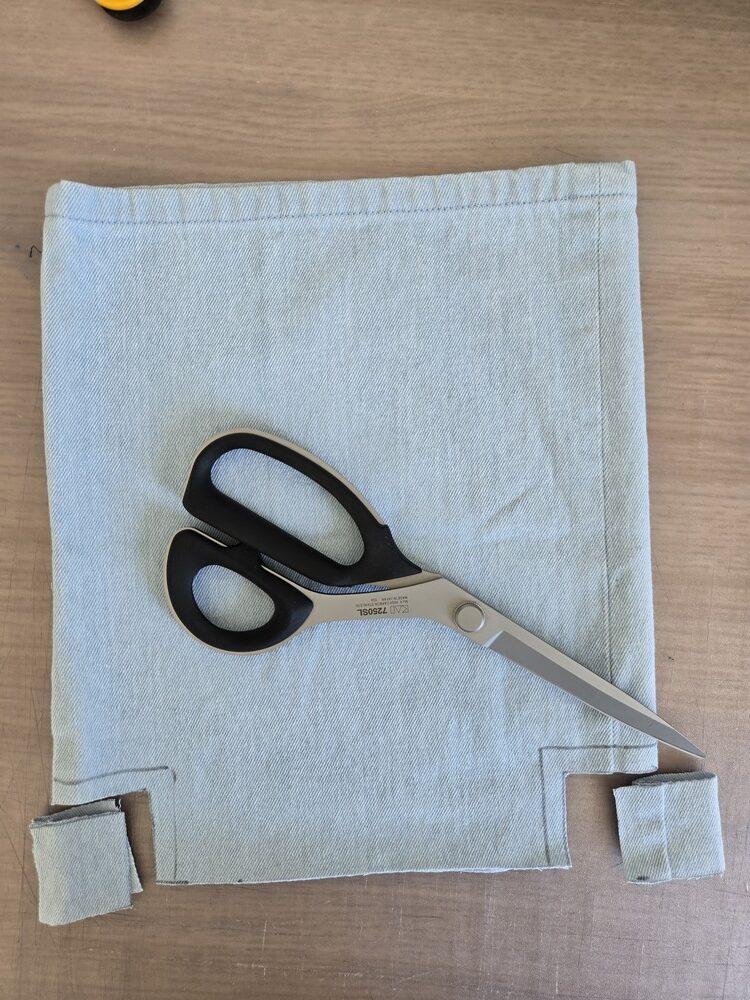 Découper carré 4 cm aux 2 ans du bas