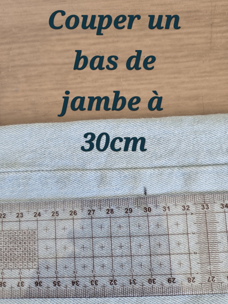 Mesurer à 30 cm la découpe de la jambe du jean